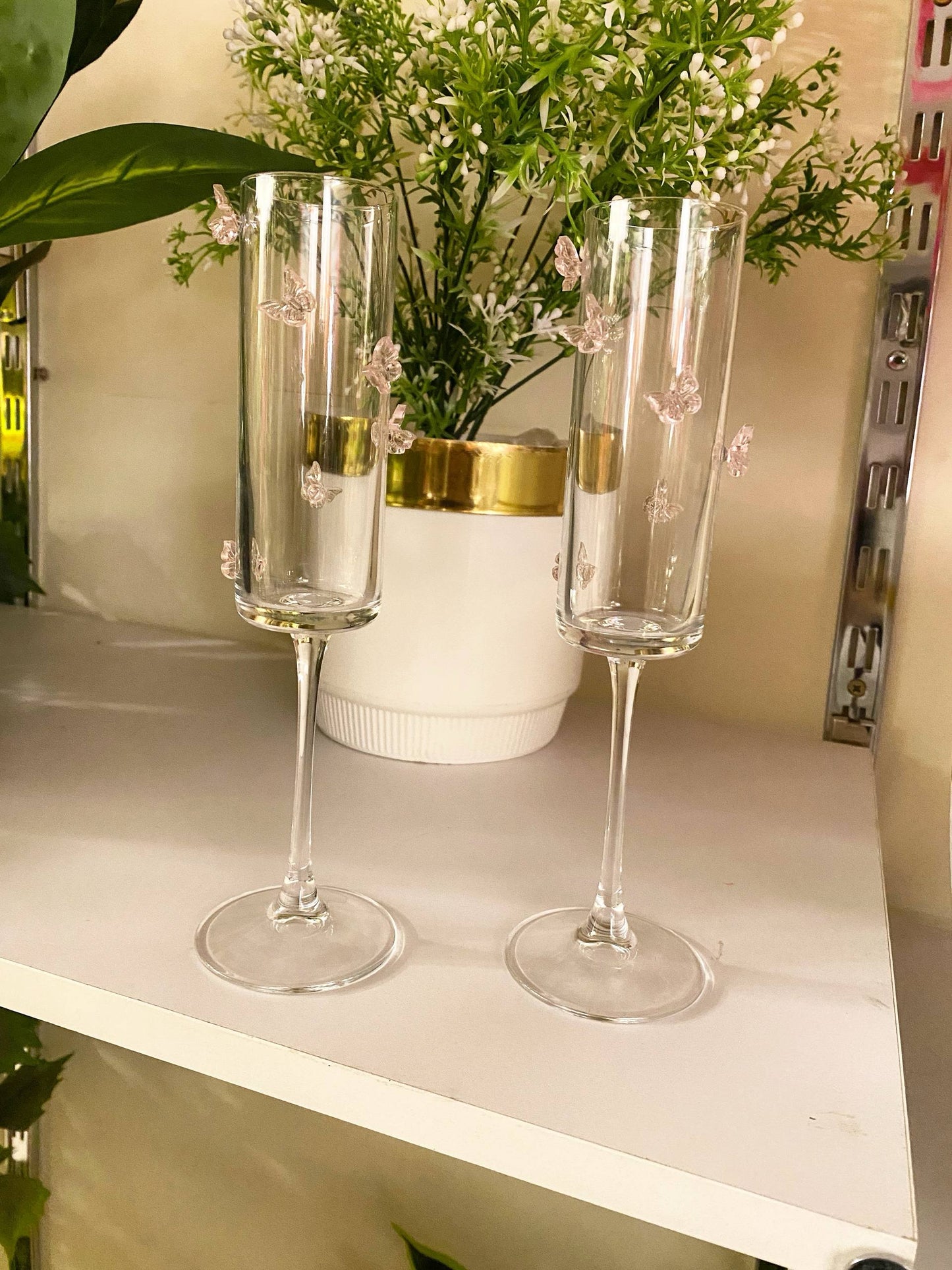 كأس فراشة ديكوري أنيق – تصميم راقٍ يضيف لمسة أنوثة وشياكة لمائدتك