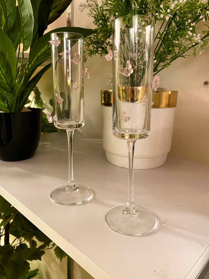 كأس فراشة ديكوري أنيق – تصميم راقٍ يضيف لمسة أنوثة وشياكة لمائدتك