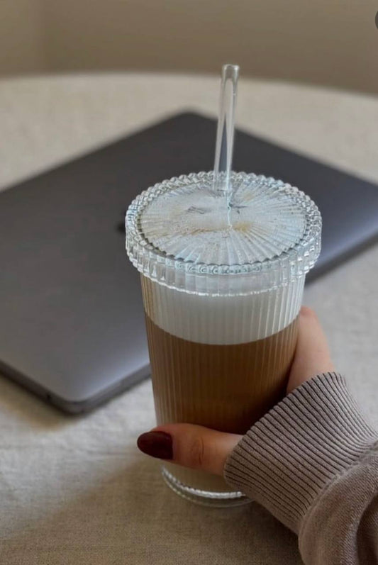 مج تريندي بغطاء وشاليموه زجاج – لمسة أناقة وعملية في كل مشروب