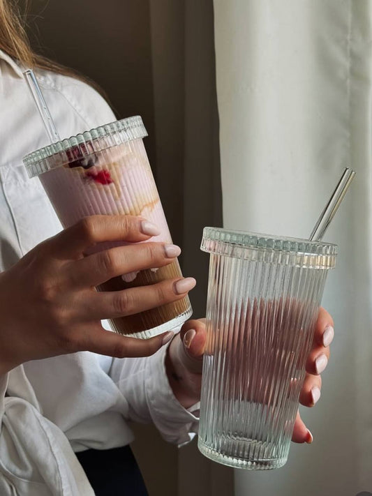 مج تريندي بغطاء وشاليموه زجاج – لمسة أناقة وعملية في كل مشروب