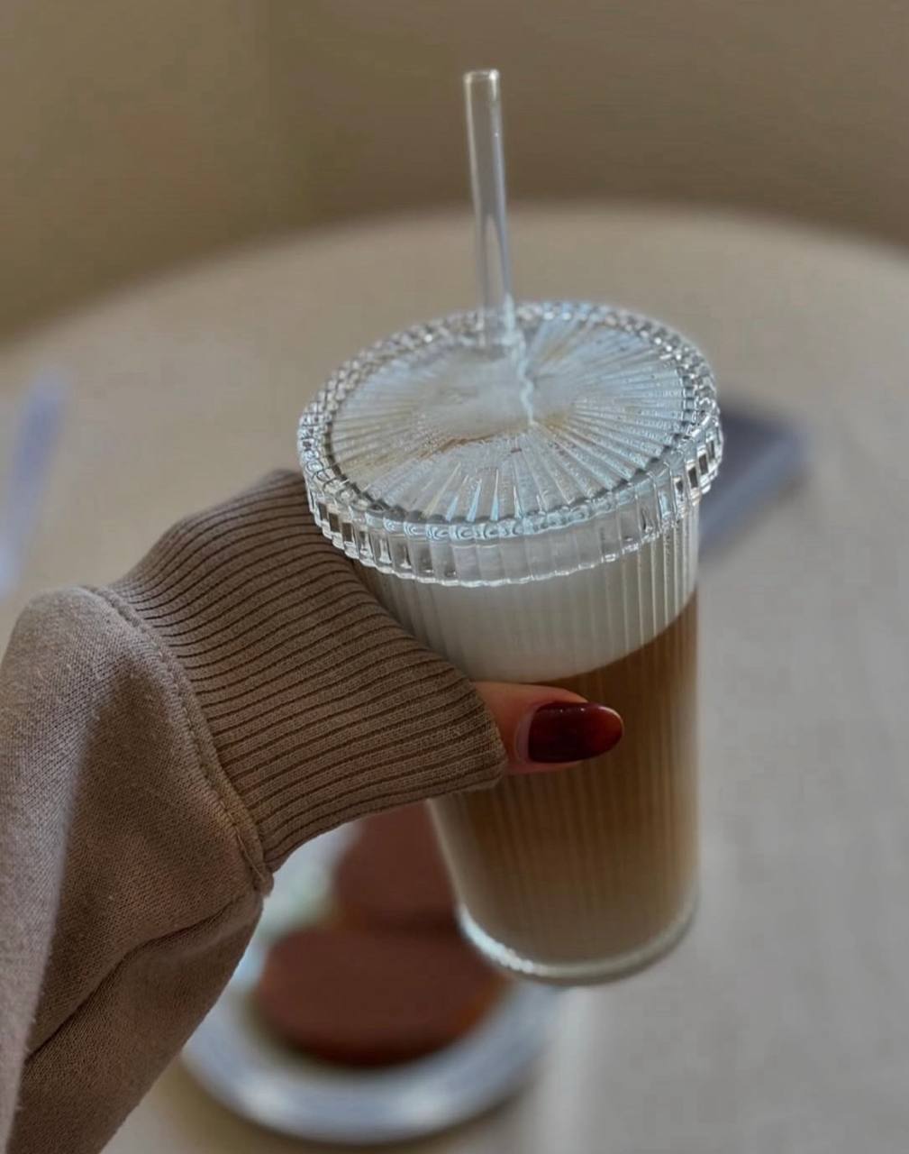 مج تريندي بغطاء وشاليموه زجاج – لمسة أناقة وعملية في كل مشروب