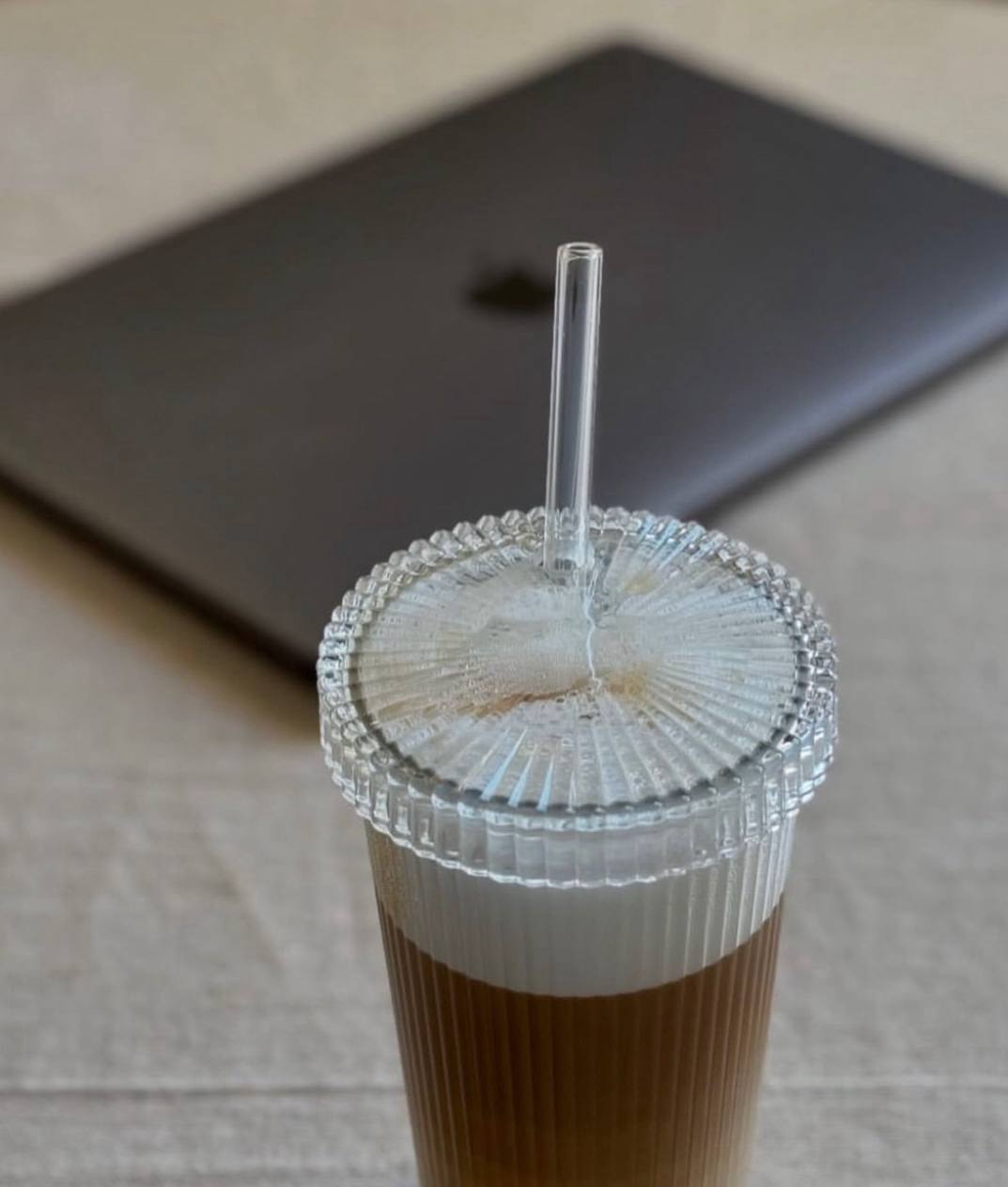 مج تريندي بغطاء وشاليموه زجاج – لمسة أناقة وعملية في كل مشروب