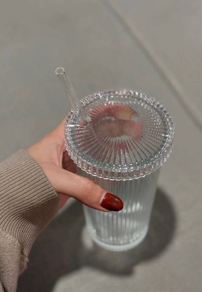 مج تريندي بغطاء وشاليموه زجاج – لمسة أناقة وعملية في كل مشروب