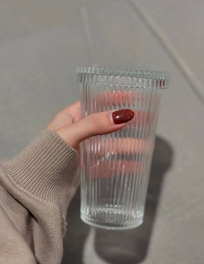 مج تريندي بغطاء وشاليموه زجاج – لمسة أناقة وعملية في كل مشروب