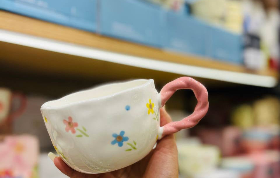 مج بورسلين بنقوش ورد ملونة – لمسة أنيقة ومبهجة لكل لحظة