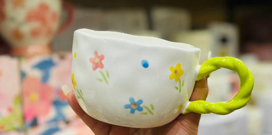 مج بورسلين بنقوش ورد ملونة – لمسة أنيقة ومبهجة لكل لحظة