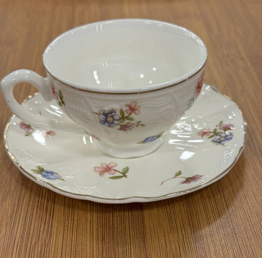 طقم القهوة الكلاسيك البورسلين – أناقة الضيافة في كل مناسبة