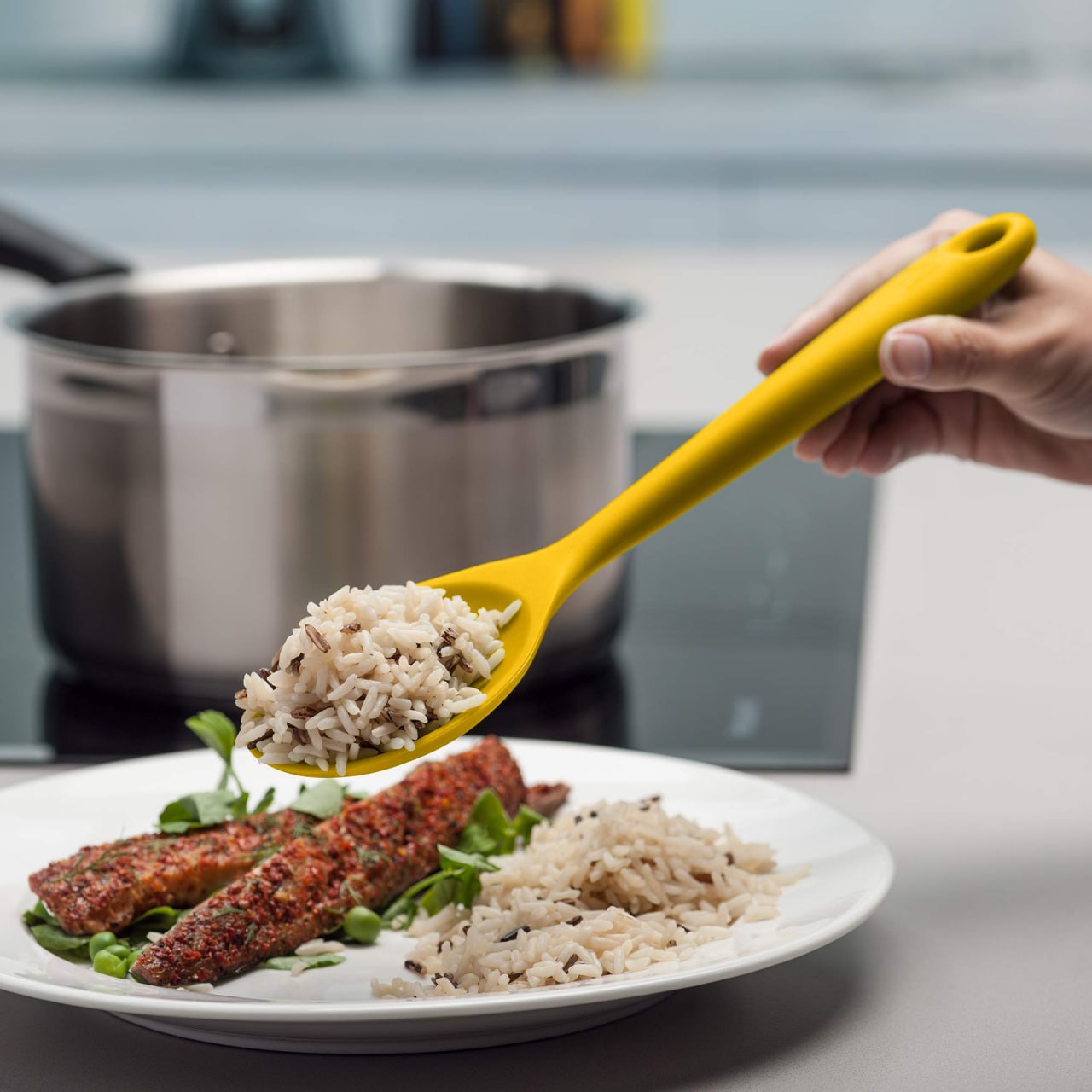 🥄 المعلقة الميني السيليكون الرخامية – صغيرة في الحجم.. كبيرة في الاستخدام!