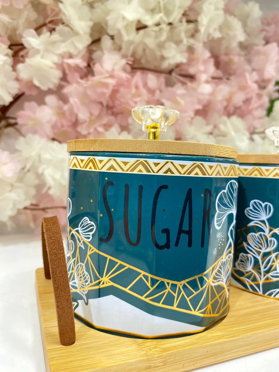 طقم برطمانات بورسلين زيتي فاخر على استاند خشب طبيعي ✨