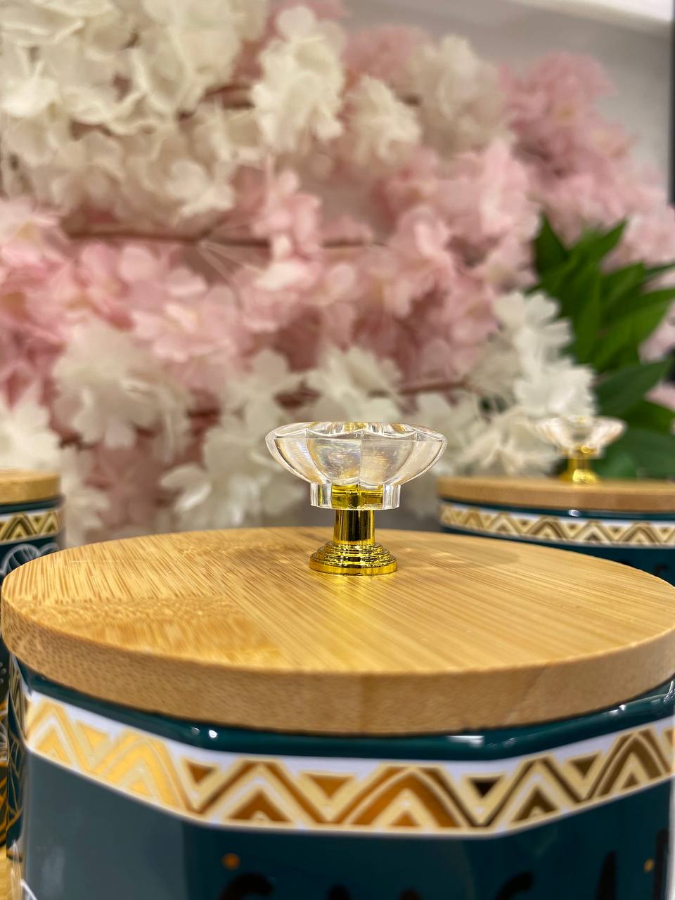 طقم برطمانات بورسلين زيتي فاخر على استاند خشب طبيعي ✨
