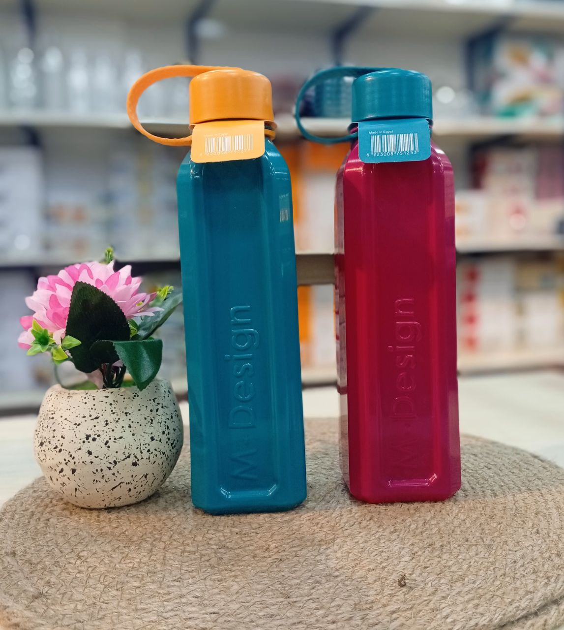 💧 زجاجة مياه مربعة من M.Design – أناقة وانتعاش طوال اليوم! 🌸