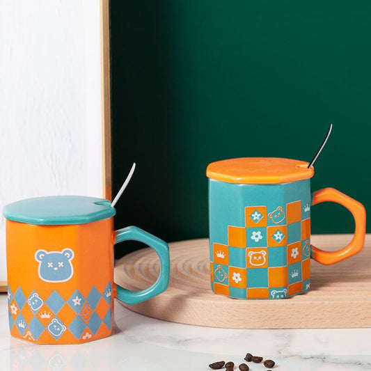 مج بورسلين أندلسي فاخر بغطاء ومعلقة – تصميم راقٍ يجمع بين الأصالة والعصرية