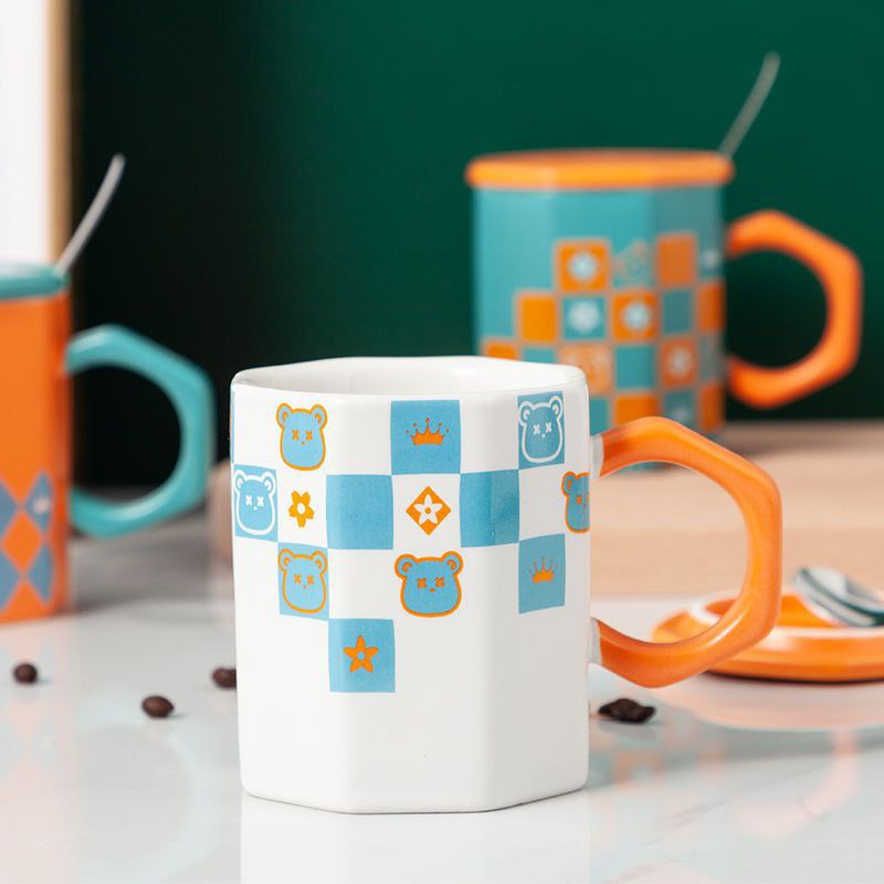 مج بورسلين أندلسي فاخر بغطاء ومعلقة – تصميم راقٍ يجمع بين الأصالة والعصرية