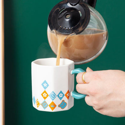 مج بورسلين أندلسي فاخر بغطاء ومعلقة – تصميم راقٍ يجمع بين الأصالة والعصرية