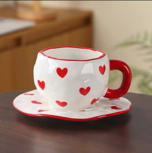 كوب بورسلين بتصميم قلوب رومانسية – مع طبق أنيق ولمسة دافئة لكل صباح