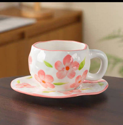 كوب بورسلين بتصميم قلوب رومانسية – مع طبق أنيق ولمسة دافئة لكل صباح