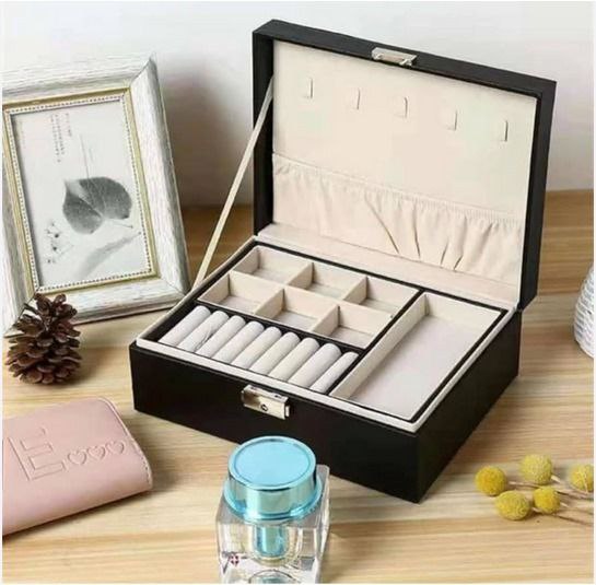 علبة إكسسوارات جلد بمفتاح حماية – 2 دور | خامة مستوردة أصلية 🖤💍 | مقاس 23×17×9 سم 