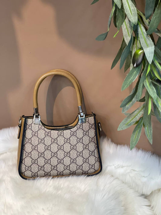 شنطة أنيقة بحجم 15×18 سم – اختيارك المثالي لمظهر عصري