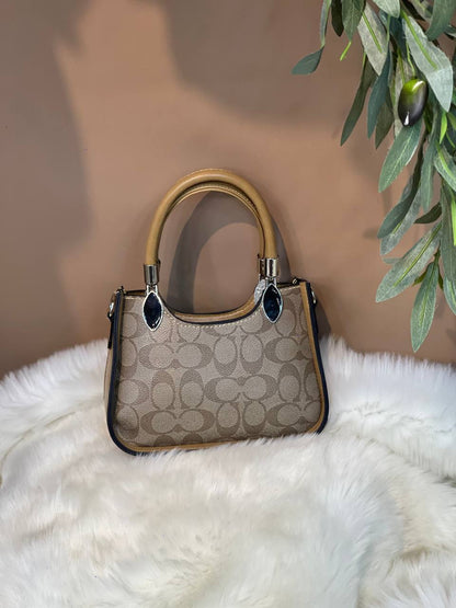 شنطة أنيقة بحجم 15×18 سم – اختيارك المثالي لمظهر عصري