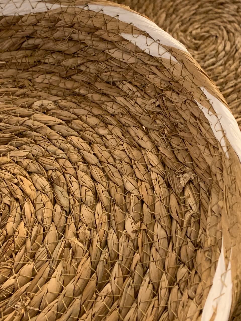 صينية خوص طبيعي – ديكور عملي يليق بكل ركن في بيتك 🌿