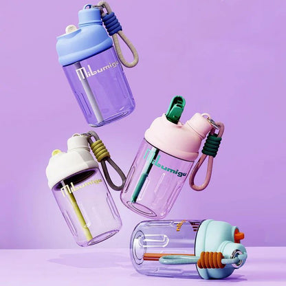 🍼💧 زجاجة أطفال عملية وصحية – تصميم ذكي بغطاءين مختلفين