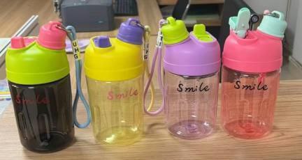 🍼💧 زجاجة أطفال عملية وصحية – تصميم ذكي بغطاءين مختلفين