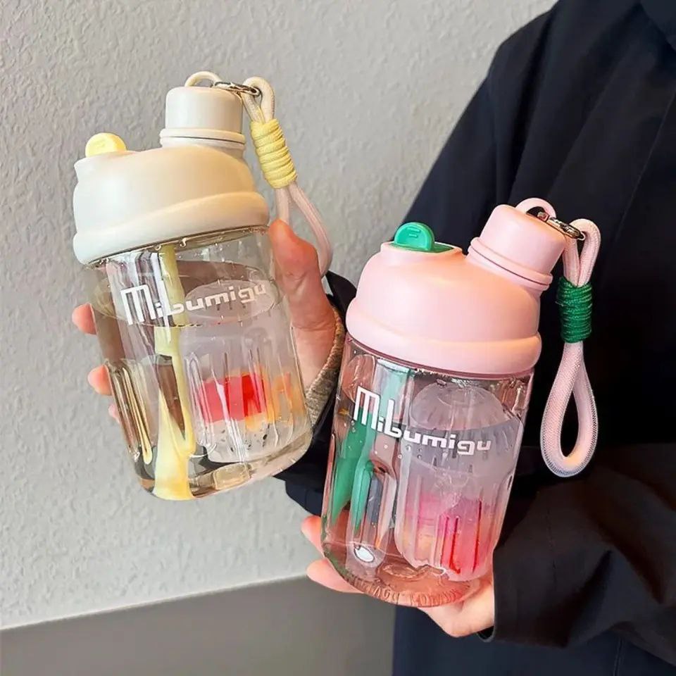 🍼💧 زجاجة أطفال عملية وصحية – تصميم ذكي بغطاءين مختلفين