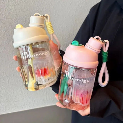 🍼💧 زجاجة أطفال عملية وصحية – تصميم ذكي بغطاءين مختلفين