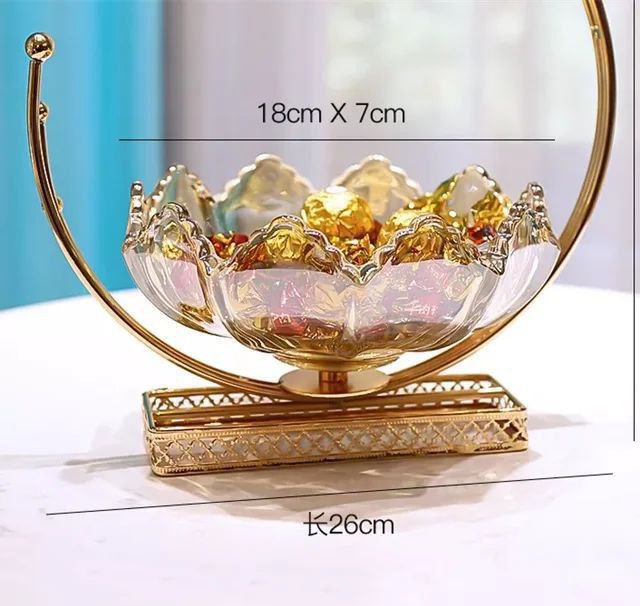 💎✨ طبق كرستال على استاند ذهبي – لمسة فخامة لكل مناسبة