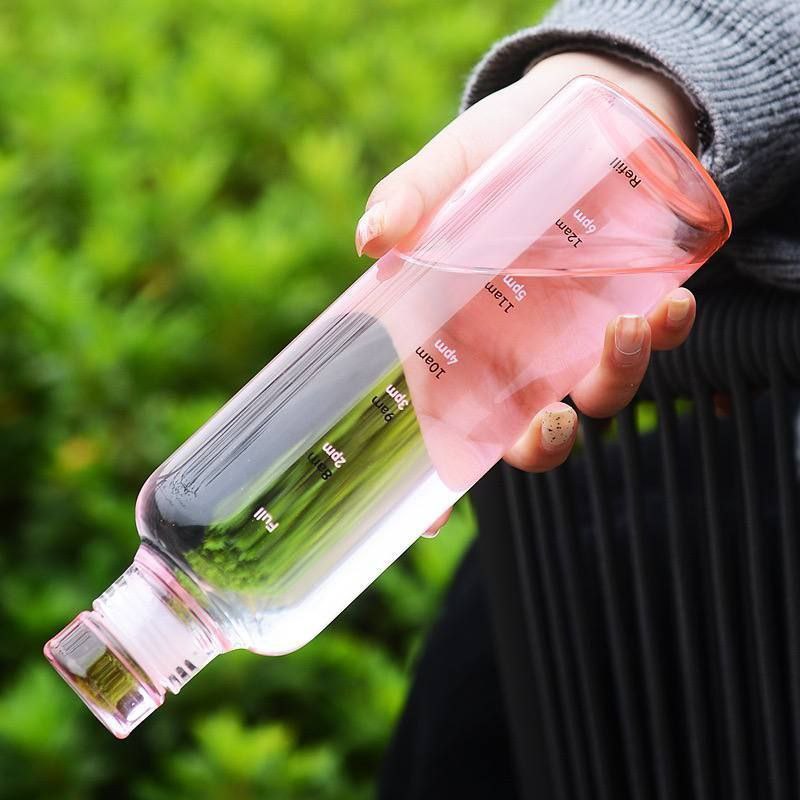 زجاجة زجاج ملوّنة – سعة 1 لتر | شكل أنيق ومناسب للتقديم أو الاستخدام اليومي 💧 