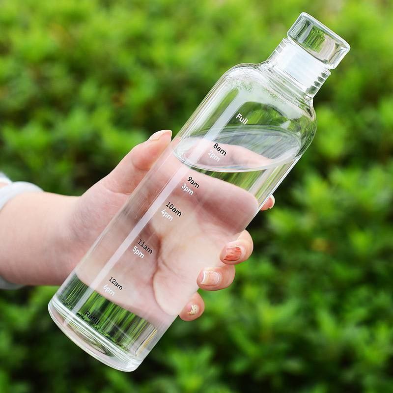 زجاجة زجاج ملوّنة – سعة 1 لتر | شكل أنيق ومناسب للتقديم أو الاستخدام اليومي 💧 