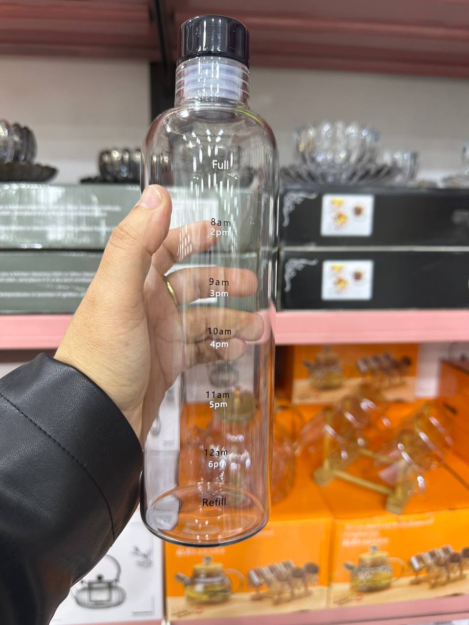 زجاجة زجاج ملوّنة – سعة 1 لتر | شكل أنيق ومناسب للتقديم أو الاستخدام اليومي 💧 
