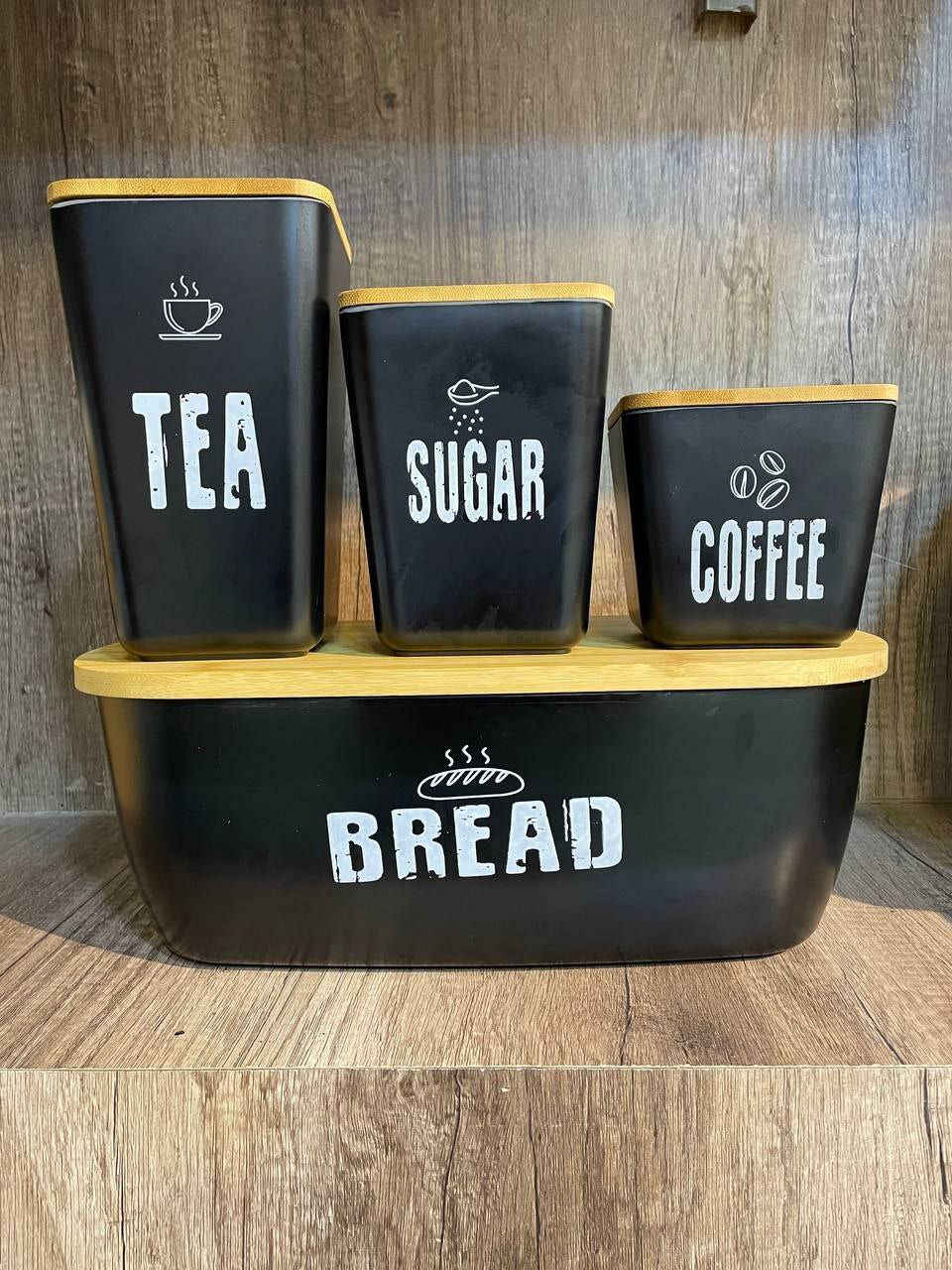 طقم كوفي + عياشة بامبو – بغطاء خشب شيك جداً | 3 برطمانات بأحجام مختلفة + عياشة تقديم 🪵☕ 
