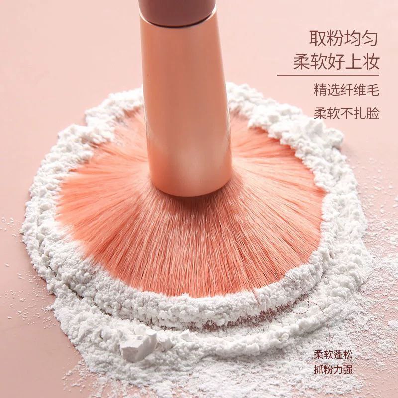 طقم فرش مكياج 7 قطع مع محفظة أنيقة – مثالي للسفر 💄