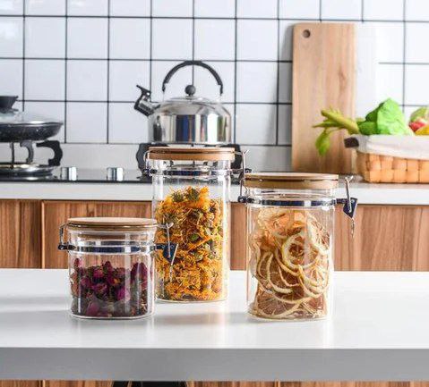 🫙 طقم برطمانات التوابل الزجاجية بغطاء خشب كلبس – للتنظيم الأنيق والحفظ الذكي