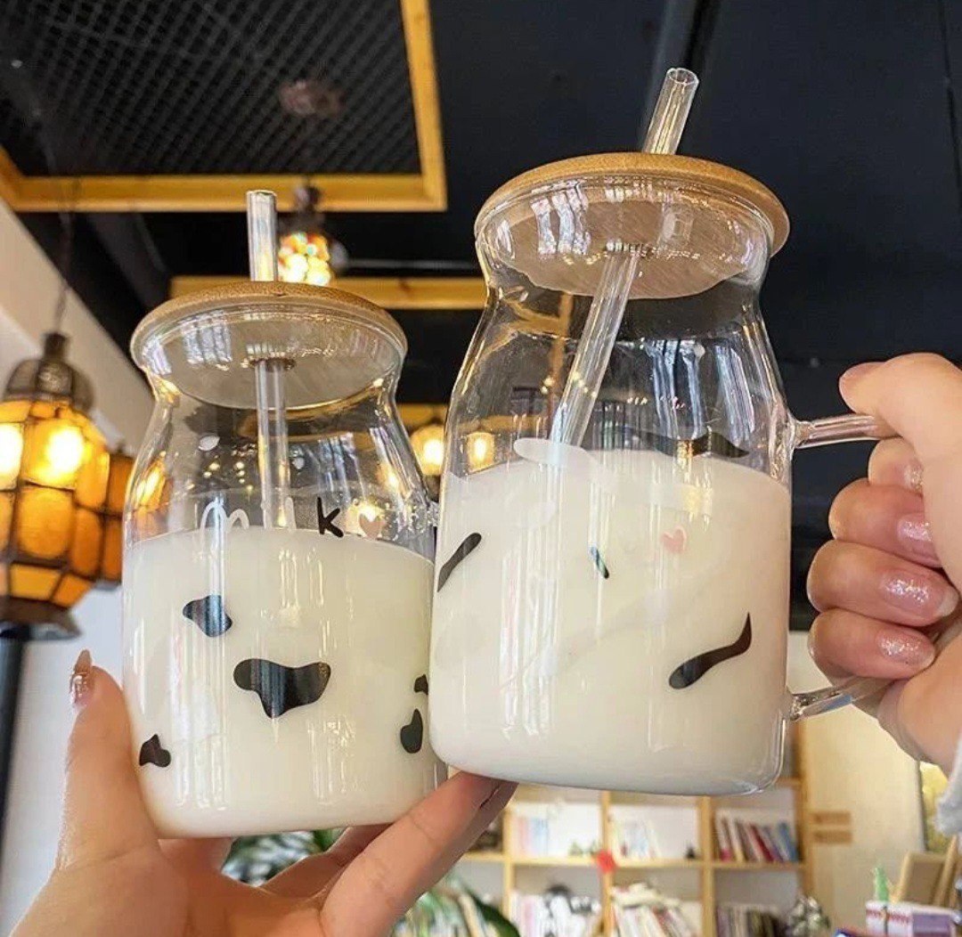 🥛 مج Milk بغطاء خشب وشاليموه – زجاج بايركس حراري سعة 500 مل 