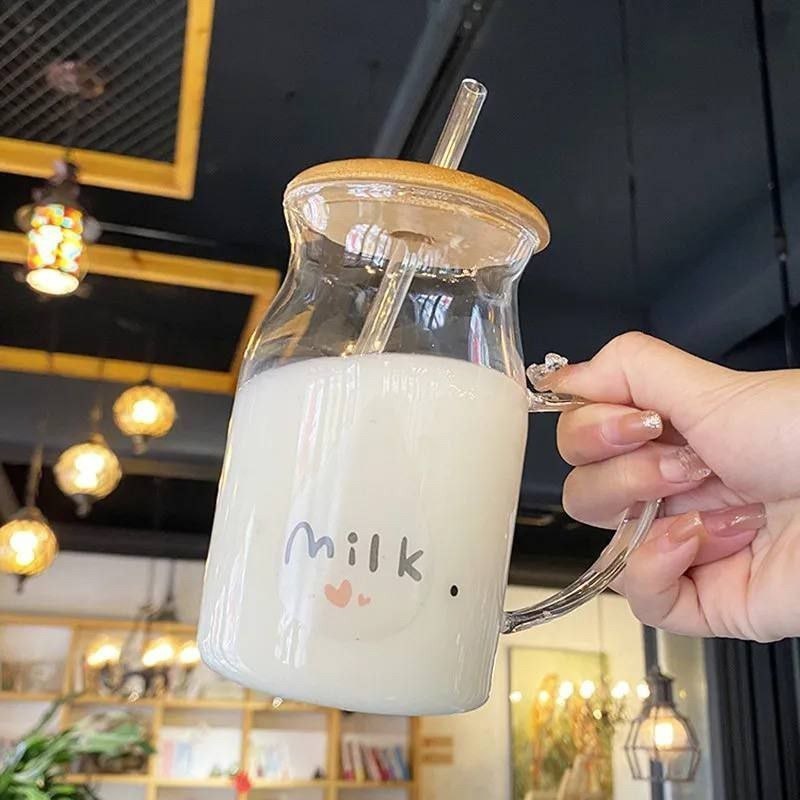 🥛 مج Milk بغطاء خشب وشاليموه – زجاج بايركس حراري سعة 500 مل 