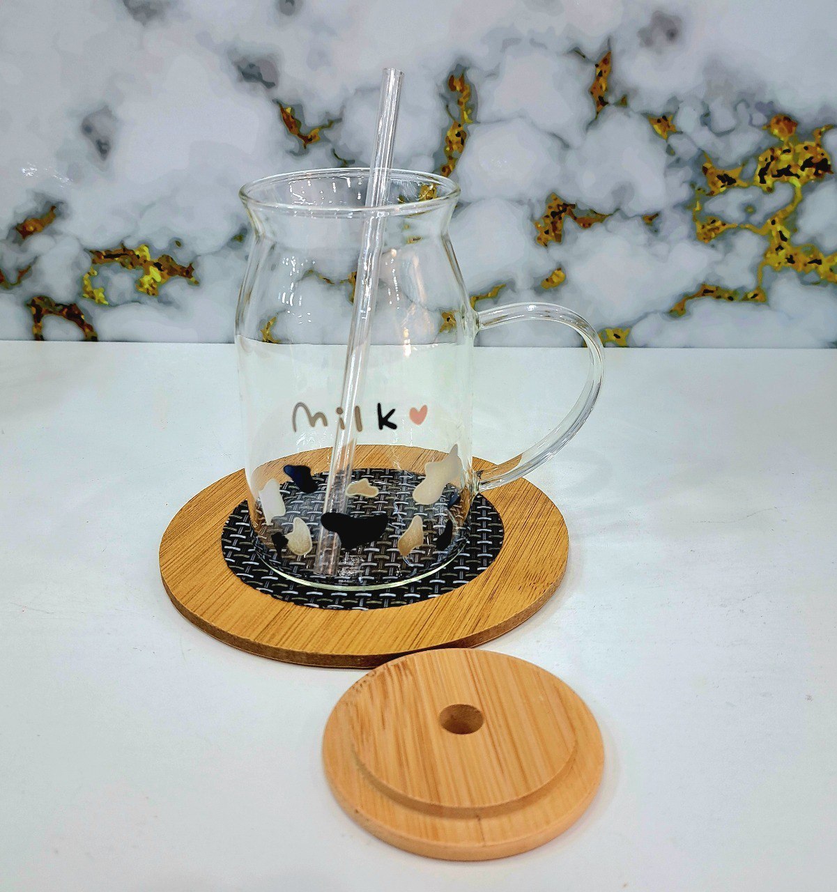 🥛 مج Milk بغطاء خشب وشاليموه – زجاج بايركس حراري سعة 500 مل 