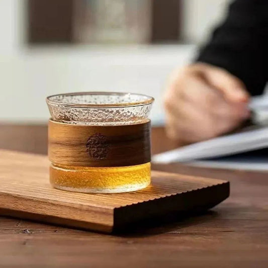 ☕ استكانة شاي / قهوة بزجاج حراري وإطار خشبي – تصميم أنيق ولمسة دافئة 🪵 