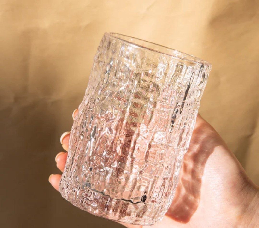 🥃 كوب زجاج منقَرِش – تصميم أنيق للمشروبات الباردة والساخنة 