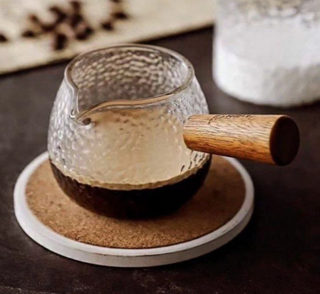 🔥 كنكة / صوصيرة بايركس حراري – تصميم منقرش بيد خشب بامبو ☕🍯 