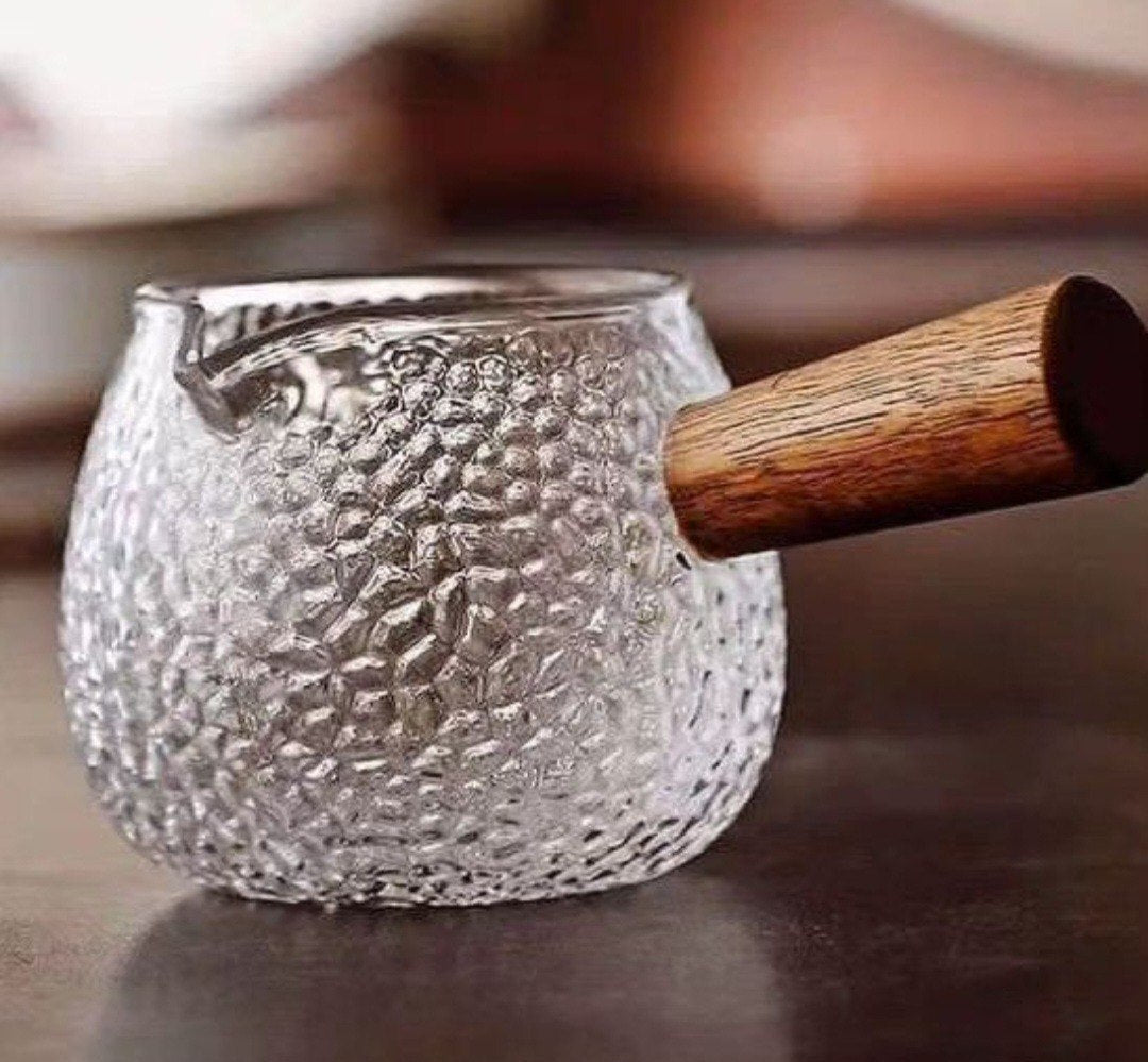 🔥 كنكة / صوصيرة بايركس حراري – تصميم منقرش بيد خشب بامبو ☕🍯 