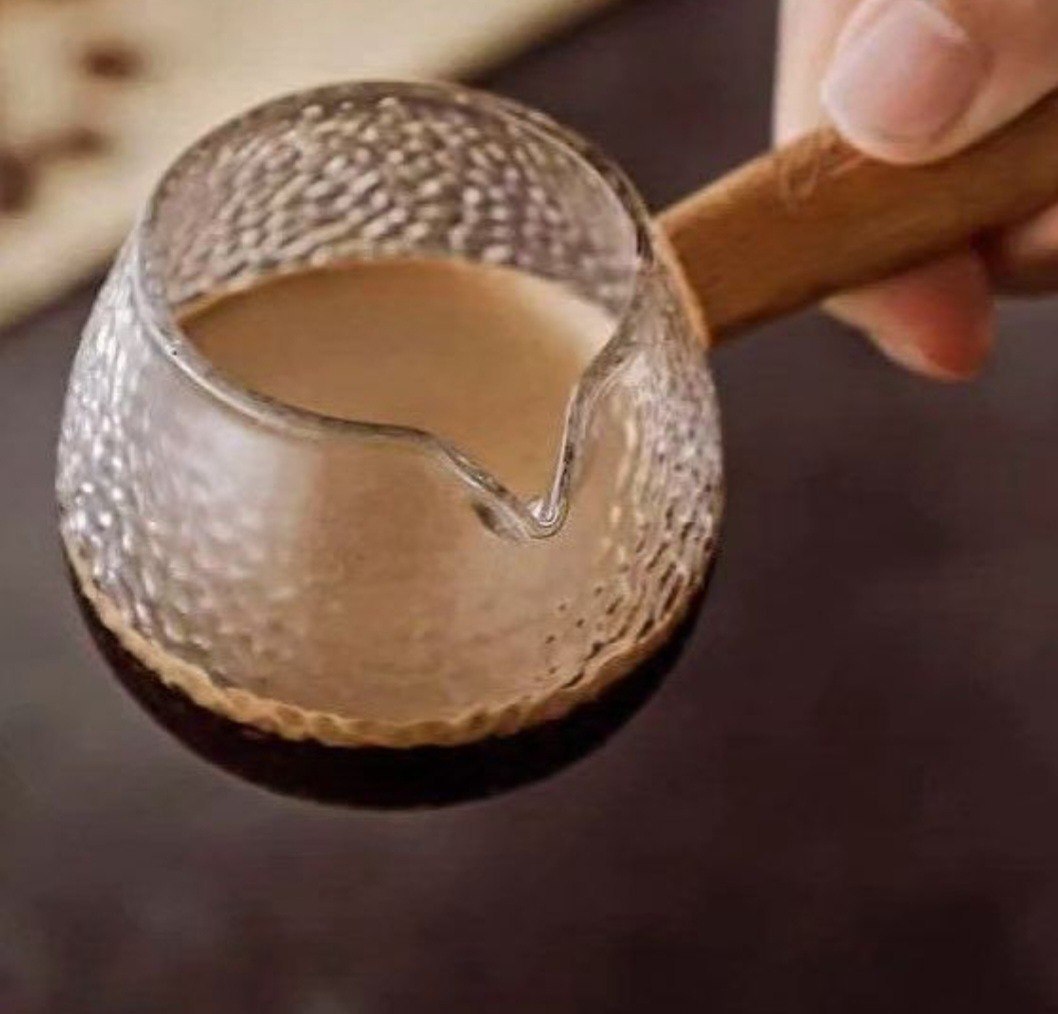 🔥 كنكة / صوصيرة بايركس حراري – تصميم منقرش بيد خشب بامبو ☕🍯 