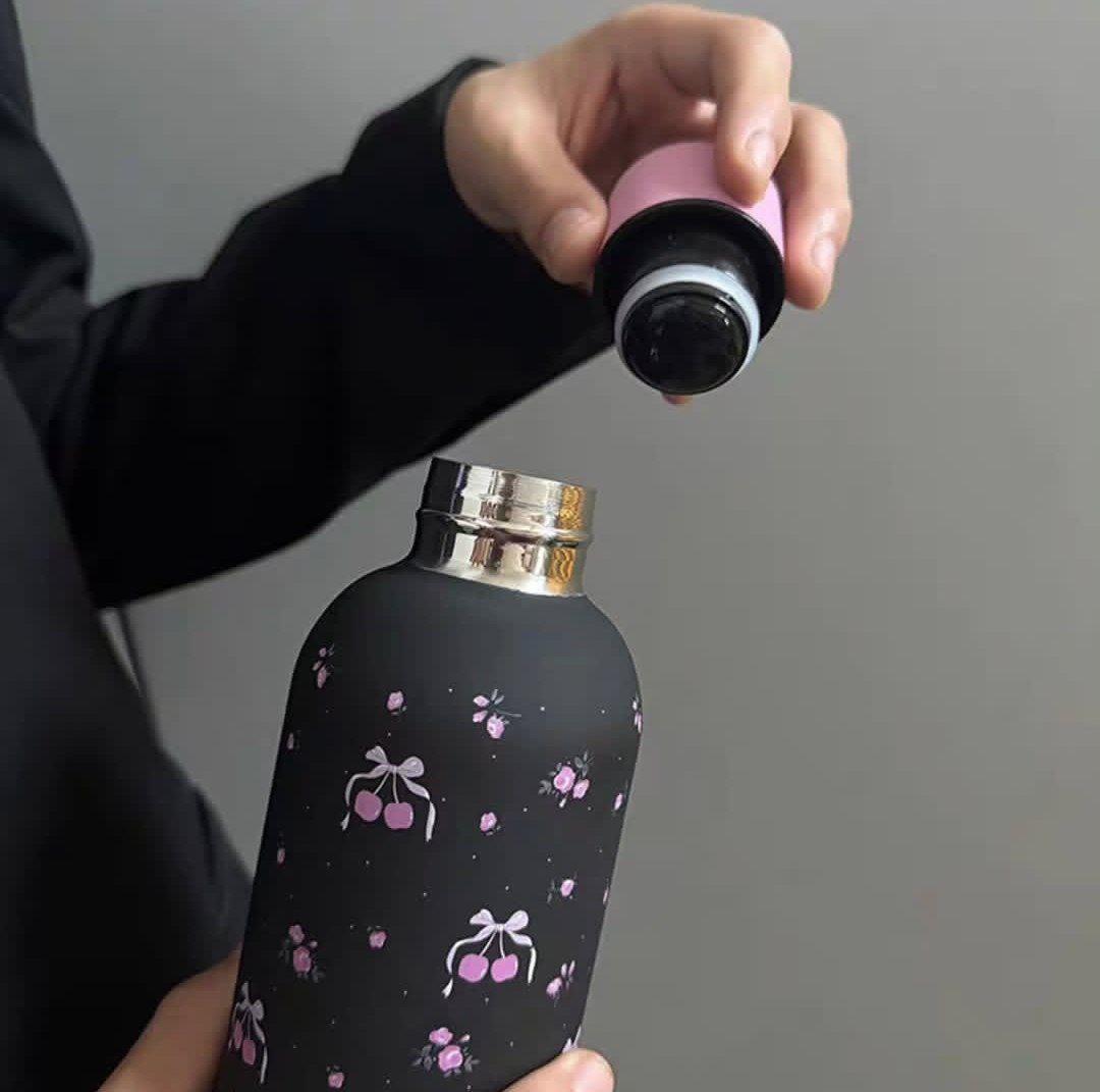 زجاجة الترمس الحراري "شكل كرز 🍒" – الشكل الأجمل على الإطلاق!