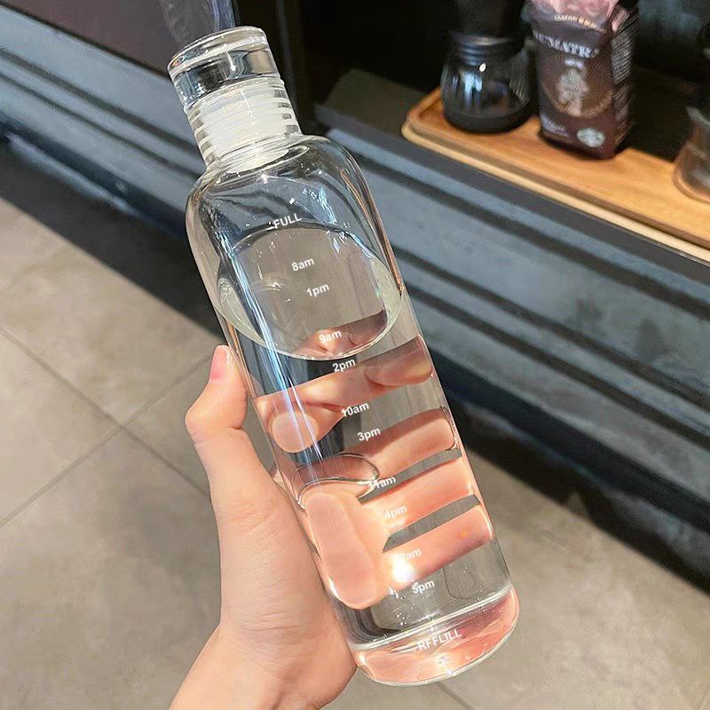 زجاجة زجاج ملوّنة – سعة 1 لتر | شكل أنيق ومناسب للتقديم أو الاستخدام اليومي 💧 