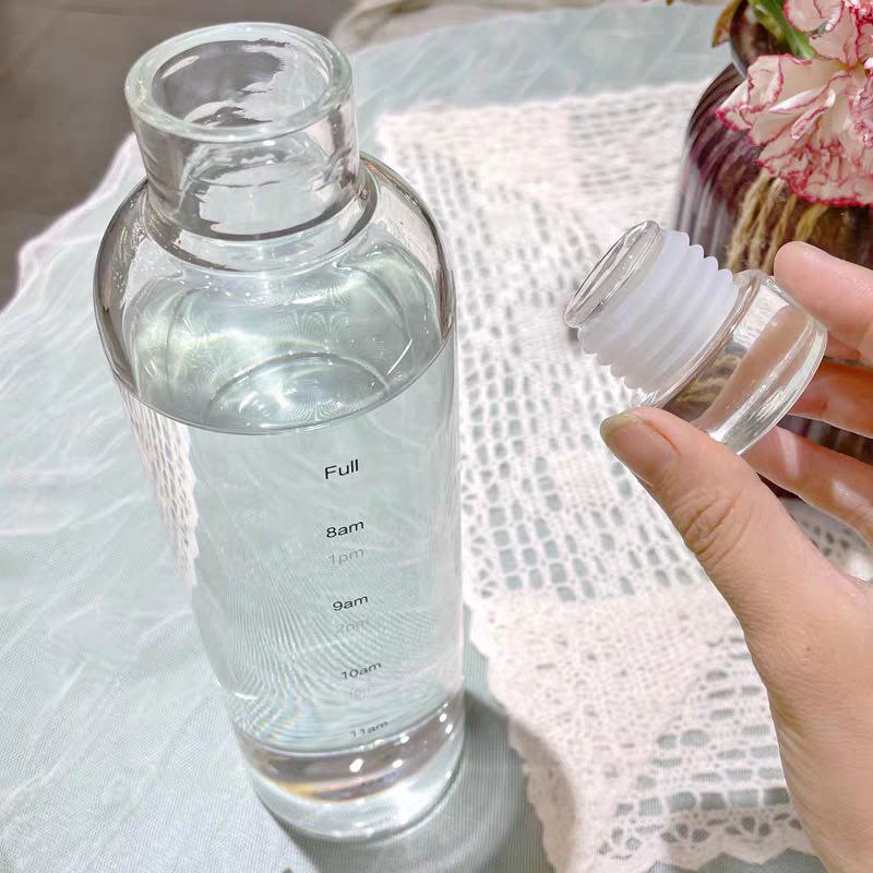 زجاجة زجاج ملوّنة – سعة 1 لتر | شكل أنيق ومناسب للتقديم أو الاستخدام اليومي 💧 
