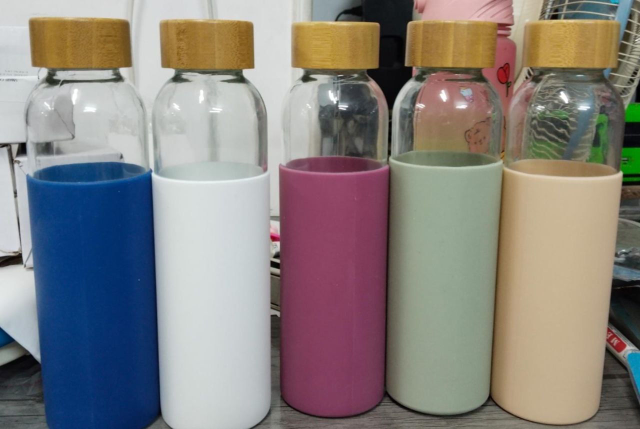 💧 زجاجة مياه زجاج × سيليكون × غطاء خشب – 500 مل