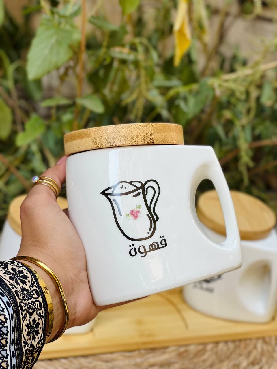 ☕️ طقم برطمان كوفي بورسلين مع حامل خشب – لمسة فاخرة لمطبخك