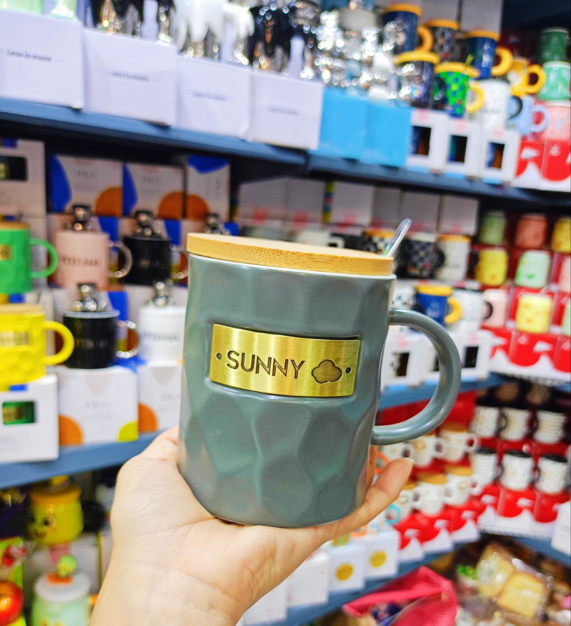 مج بورسلين SUNNY الفاخر بغطاء ومعلقة – تصميم مثالي للهدايا