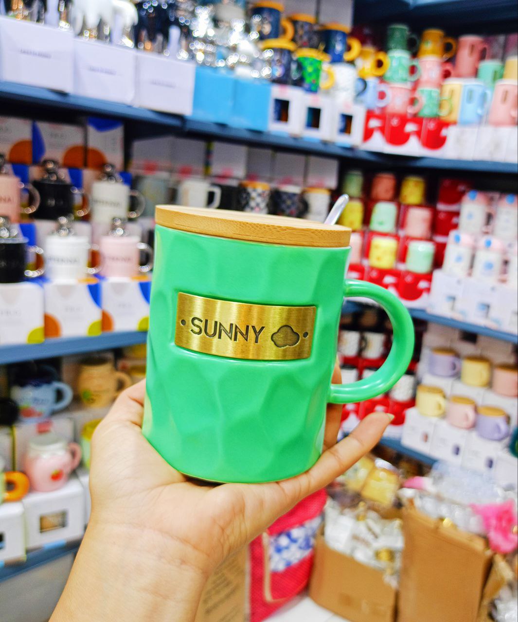 مج بورسلين SUNNY الفاخر بغطاء ومعلقة – تصميم مثالي للهدايا